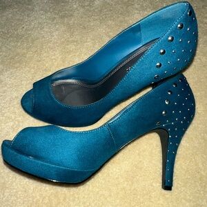 Naturalizer Talent Peep Toe Platform Heel with Silver Studs Teal size 7